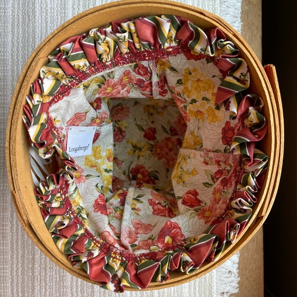 Longaberger hand woven basket with liner. Made in 1998 - Picture 2 of 6